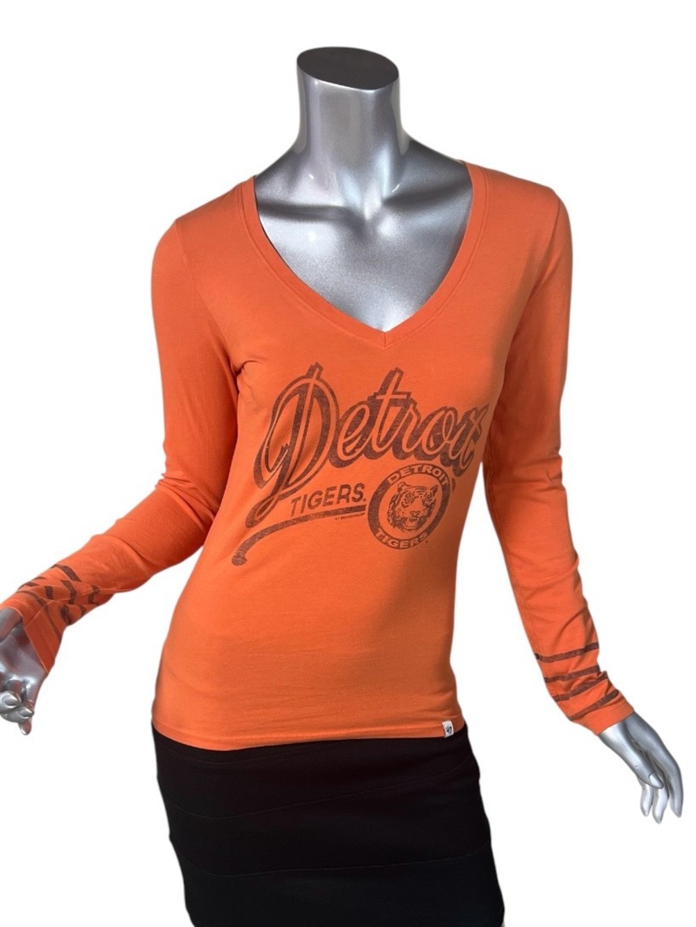 Detroit Tigers V Neck Fitted Soft Stretch T Shirt Long Sleeve Tee Orange SMALL